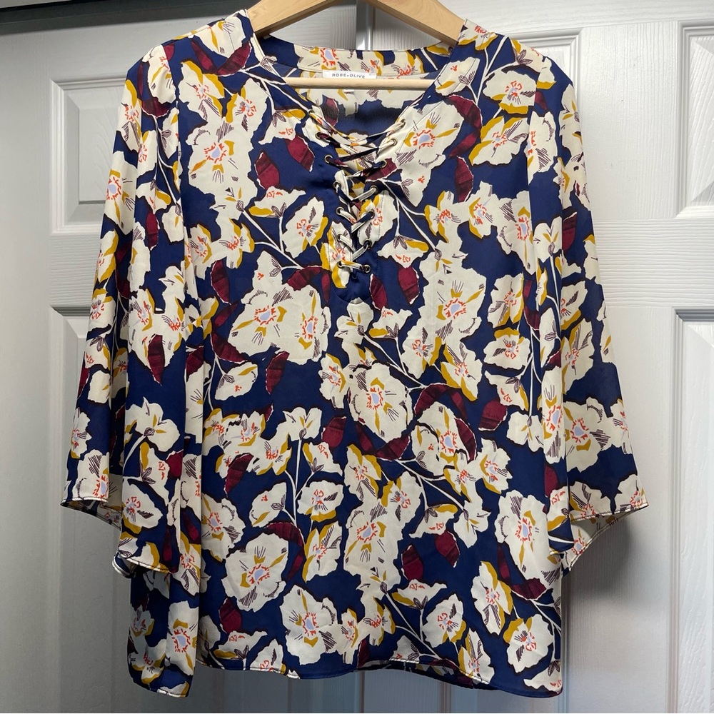 Rose + Olive Women’s Size 1X Floral Blouse Lace-up Front V-neckline 3/4 Bell Sle